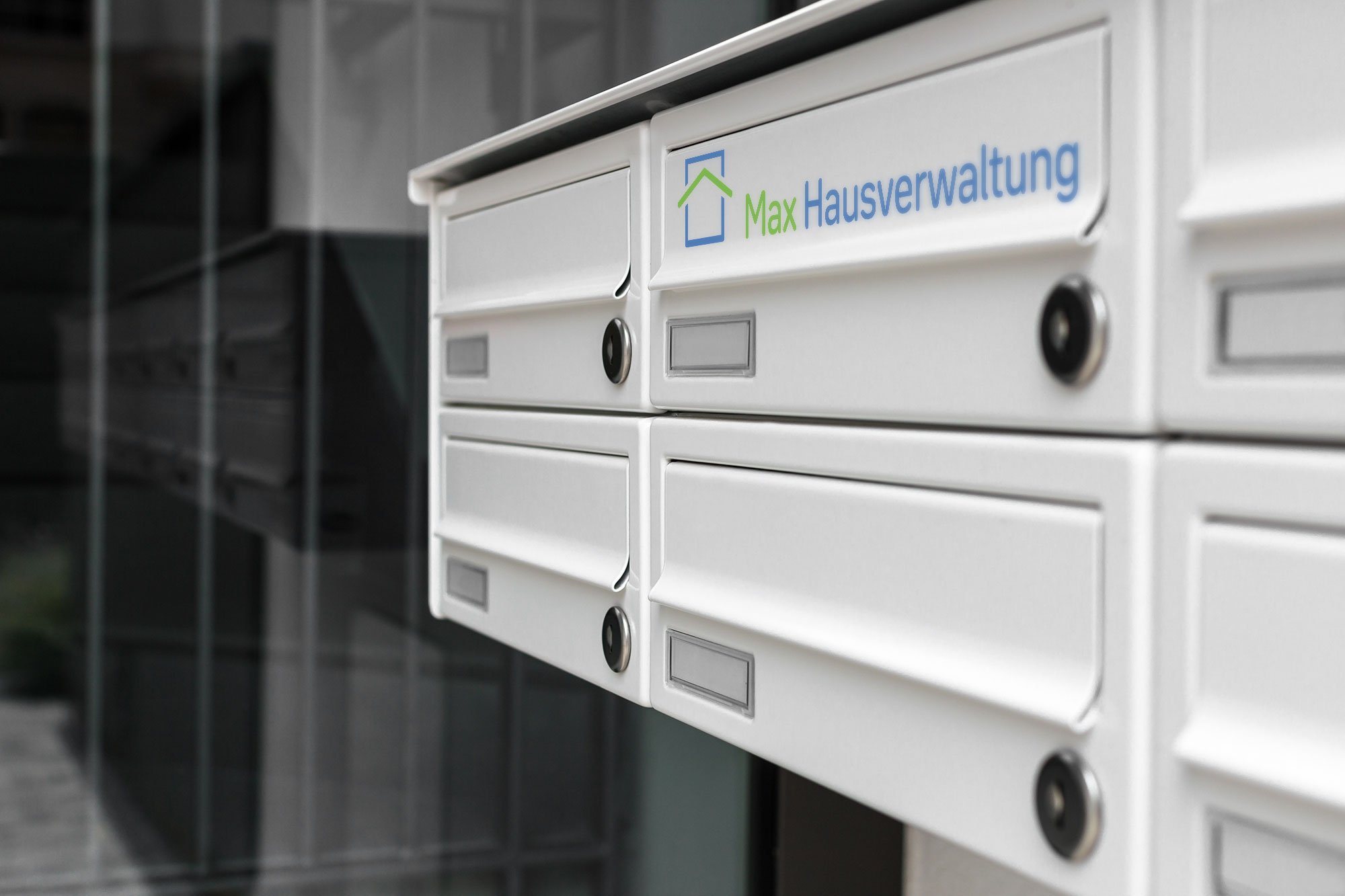 Briefkasten mit Logo